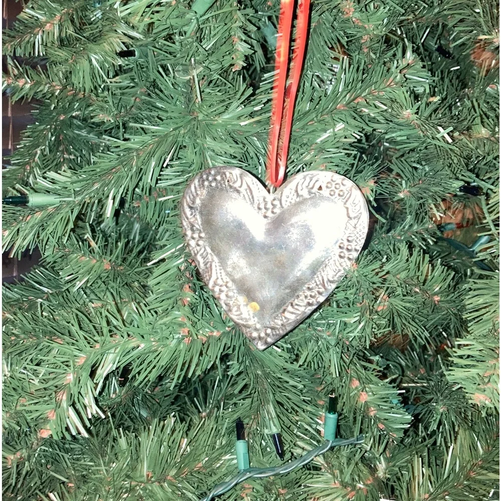 Antique silver plated decorative heart shaped ornament/pendant (Vintage style) - Picture 8 of 16